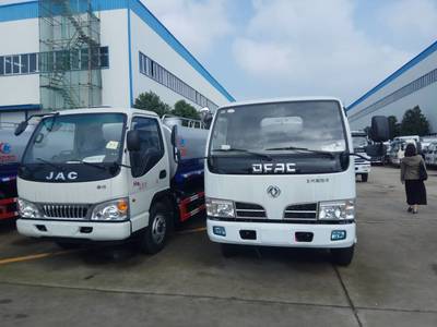 东风多利卡洒水车与洗扫车 城市清洁的双重利器