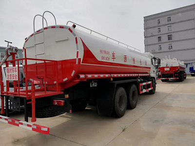 守护光泽县洁净与绿意 东风多利卡洒水车的多重使命