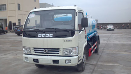东风庆铃洒水车与洗扫车 城市清洁的双重利器
