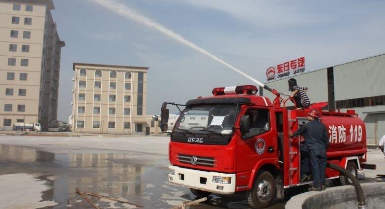 东风多利卡消防洒水车与洗扫车 城镇环卫与应急的双重守护者