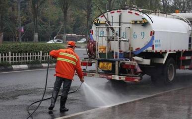 突发情况都是小事，骑摩托车最大的敌人是它——洒水车